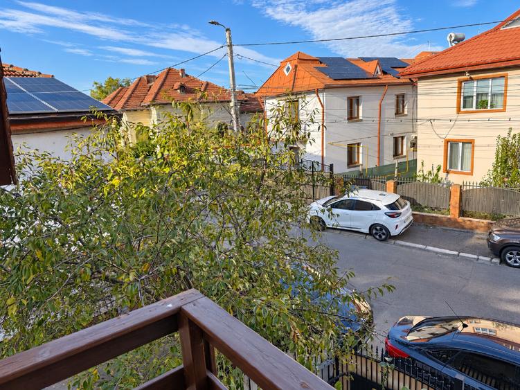 Casă individuală cu 6 camere cu Canalizare în Broșteni