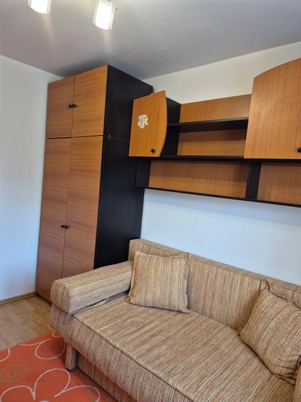 Apartament cu 3 camere decomandat în Tractorul