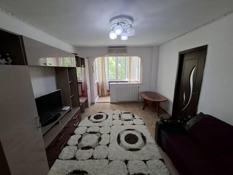 Apartament cu 3 camere semidecomandat în Central