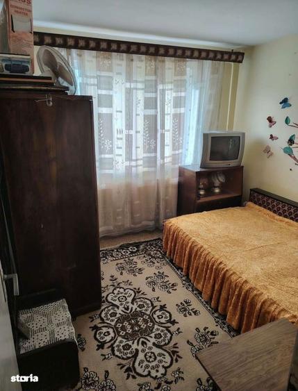 Apartament cu 2 camere semidecomandat în Craiovița Nouă