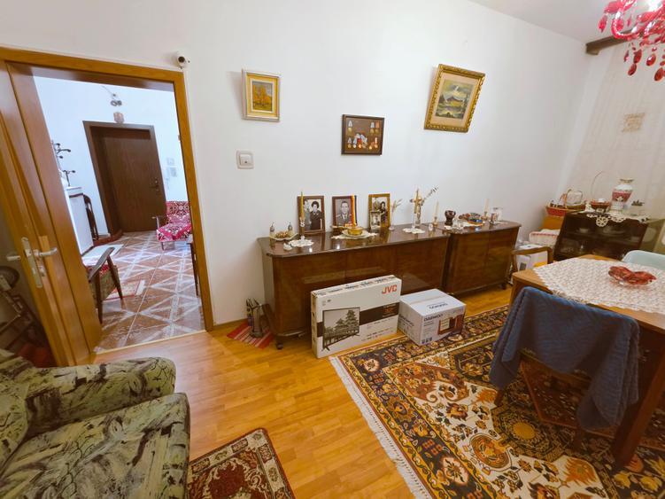 Apartament cu 3 camere decomandat în Drumul Taberei