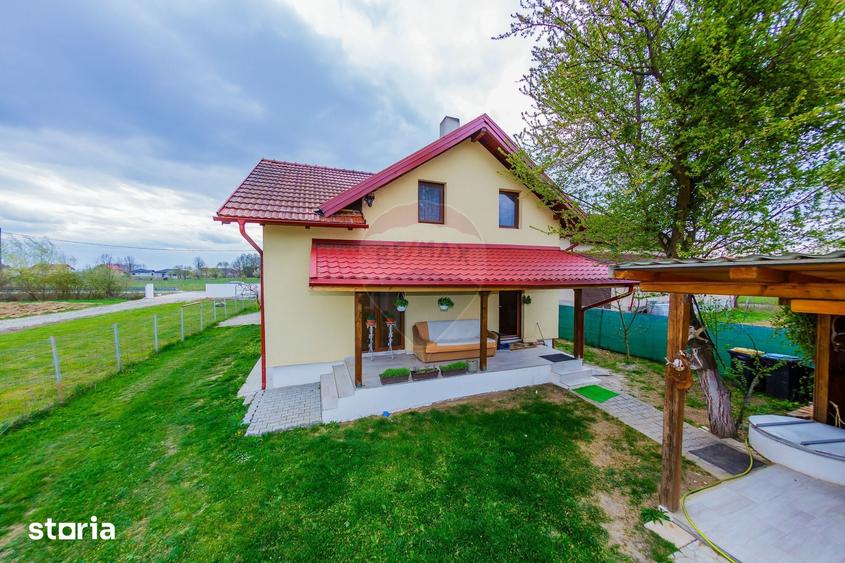 Casă cu 4 camere cu Teren 2900 Mp în Ardusat