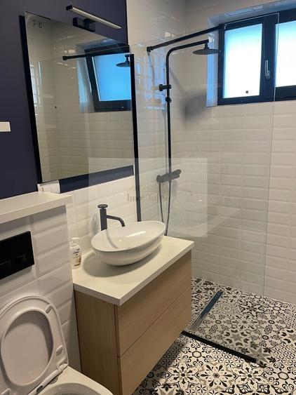 Apartament cu 3 camere semidecomandat, mobilat în Central