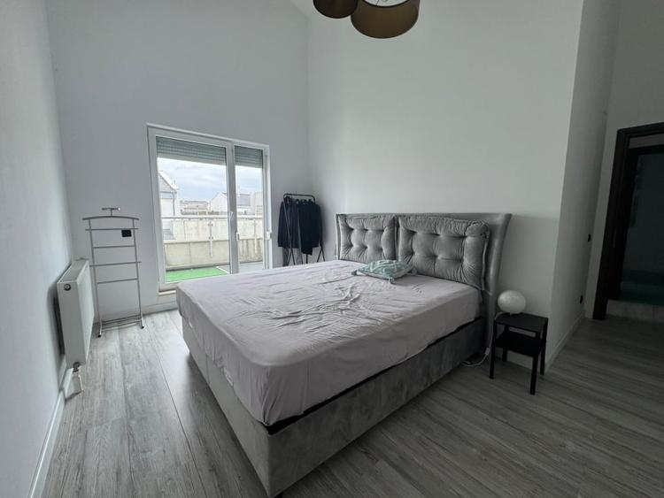 Apartament cu 4 camere decomandat, mobilat în Băneasa