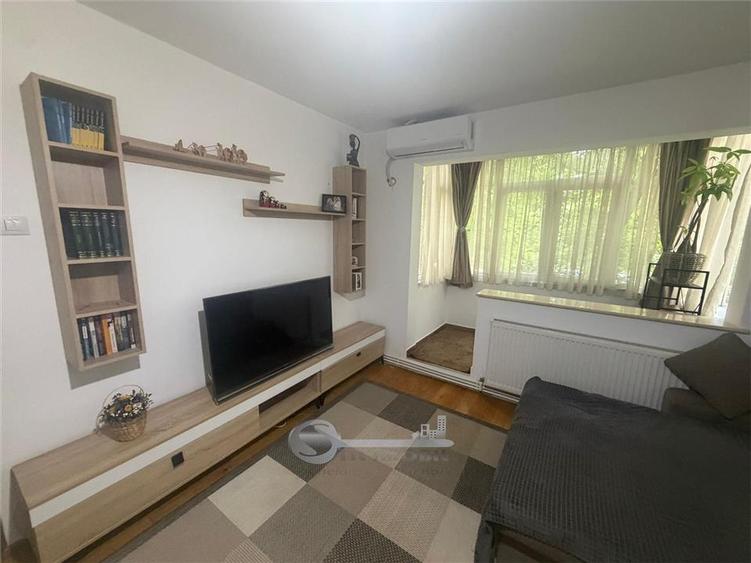 Apartament cu 2 camere semidecomandat în Podu Roș