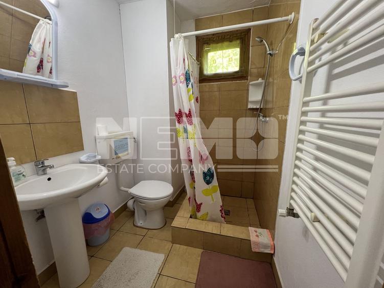Casă individuală cu 8 camere cu Canalizare în Sucevița