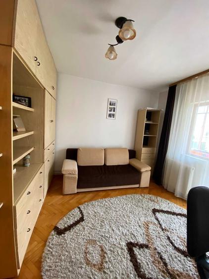 Apartament cu 4 camere decomandat în Exterior Vest