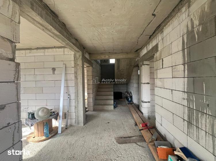 Casă cu 5 camere cu Teren 1414 Mp în Știuca