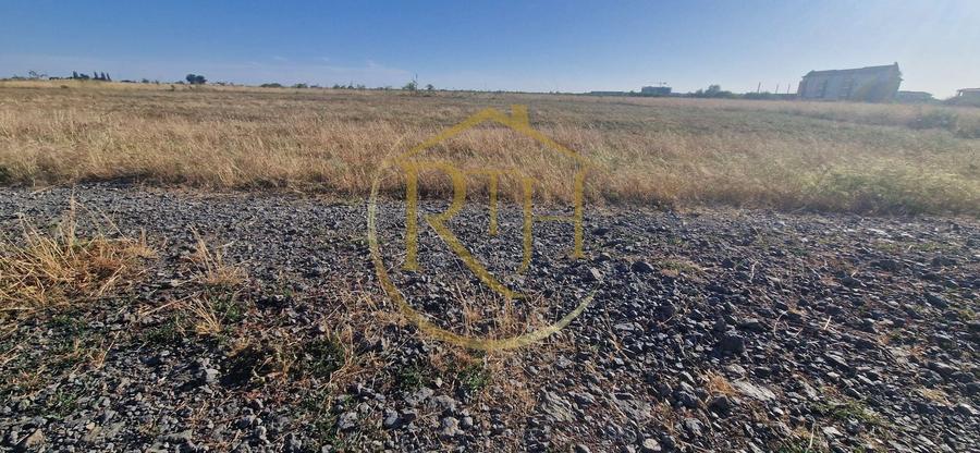 Teren Construcții intravilan de 7530 mp, în Plopi