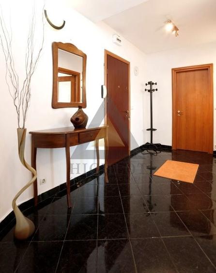 Apartament cu 3 camere decomandat, mobilat în P-ța Victoriei