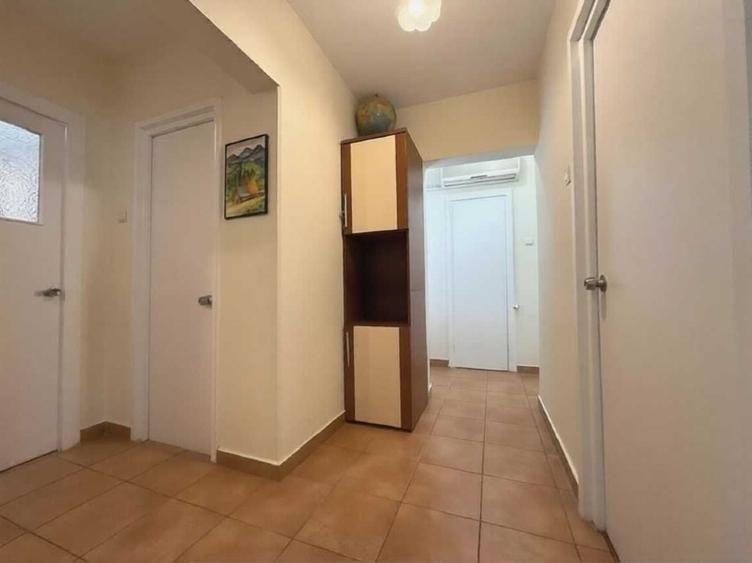 Apartament cu 3 camere decomandat în Tineretului