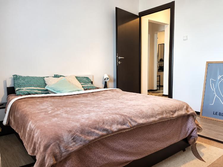 Apartament cu 3 camere decomandat, mobilat în Torontalului