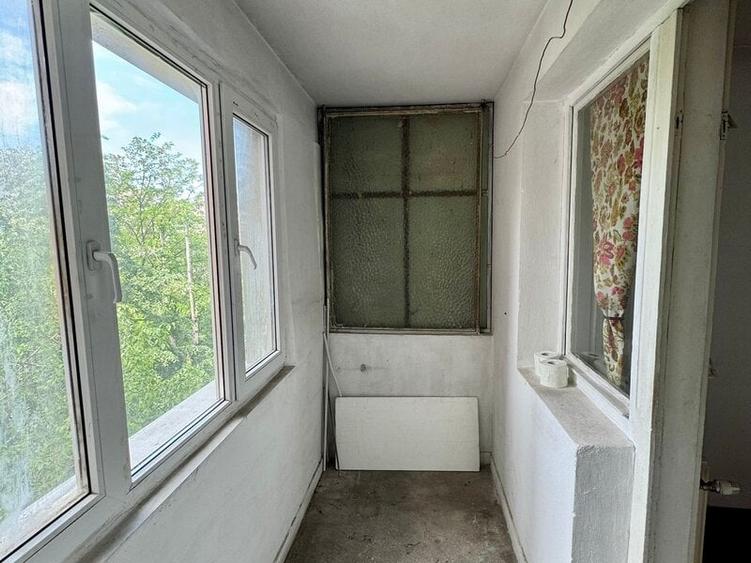 Apartament cu 3 camere semidecomandat în Berceni
