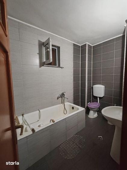 Casă cu 6 camere cu Teren 700 Mp în Valea Roșie