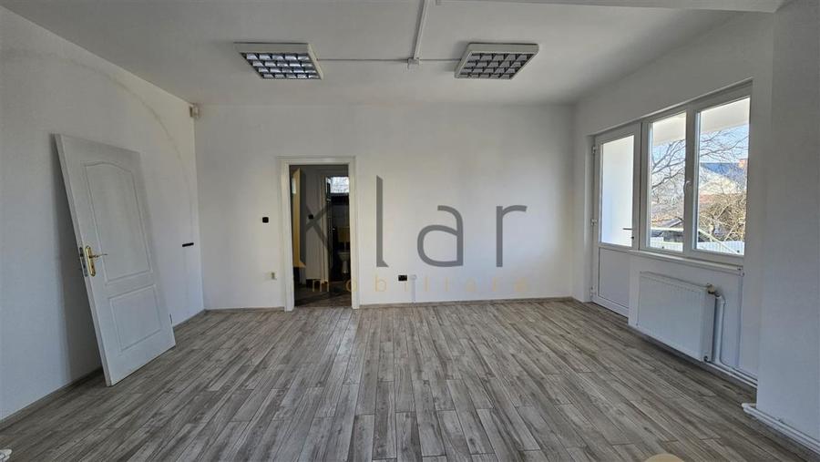 Casă individuală cu 10 camere cu Canalizare în Zorilor