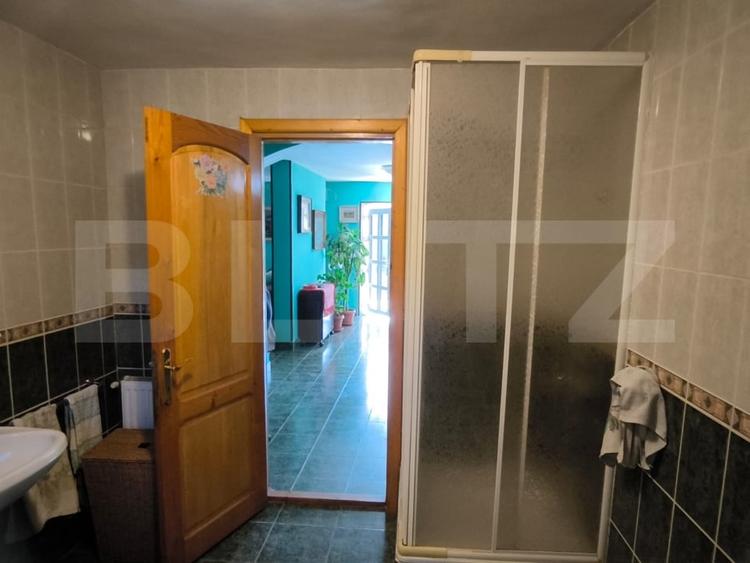 Casă individuală cu 7 camere cu Canalizare în Sud