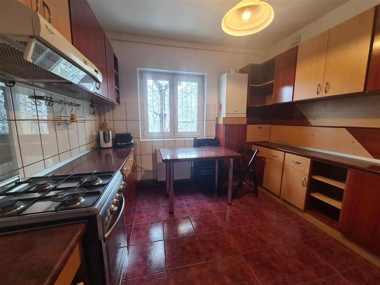 Apartament cu 4 camere decomandat în Târgu Cucu