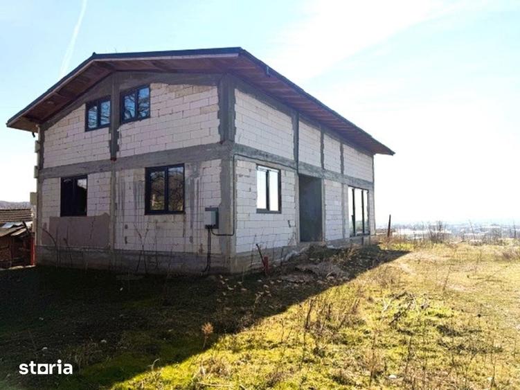 Casă cu 5 camere cu Teren 1490 Mp în Curtișoara