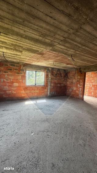 Casă cu 6 camere cu Teren 1000 Mp în Costâna