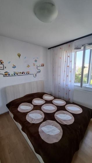 Apartament cu 3 camere semidecomandat în Apărătorii Patriei