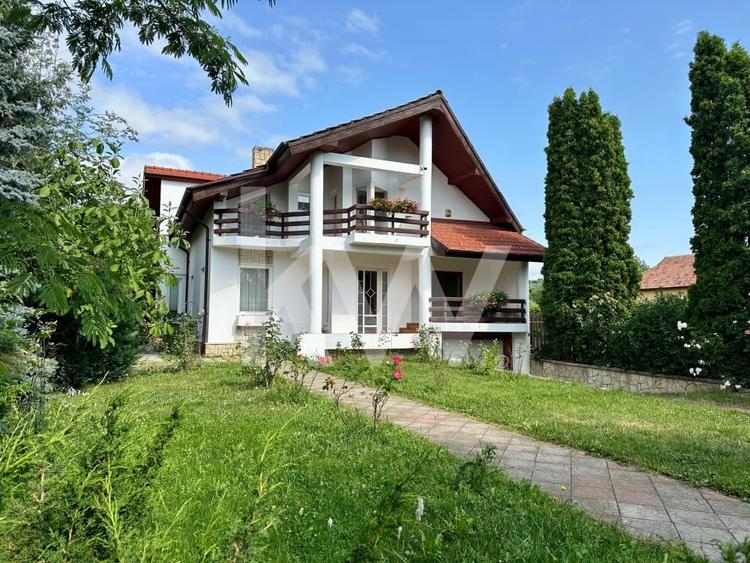 Casă individuală cu 6 camere cu Canalizare în Central