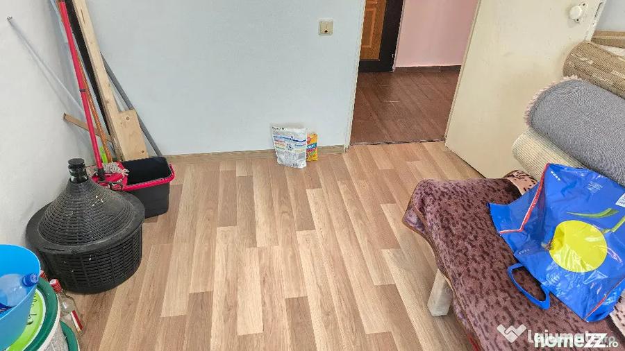 Apartament cu 3 camere semidecomandat în Micro 15