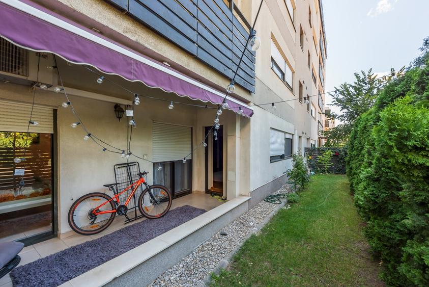 Apartament cu 3 camere semidecomandat, mobilat în Băneasa