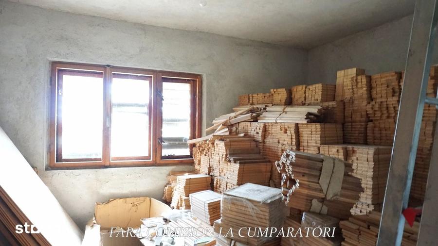 Casă cu 10 camere cu Teren 4324 Mp în Central
