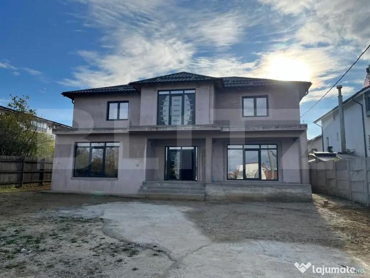 Casă cu 7 camere cu Teren 1200 Mp în Central
