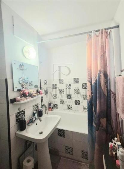 Apartament cu 2 camere semidecomandat, mobilat în Dâmbovița