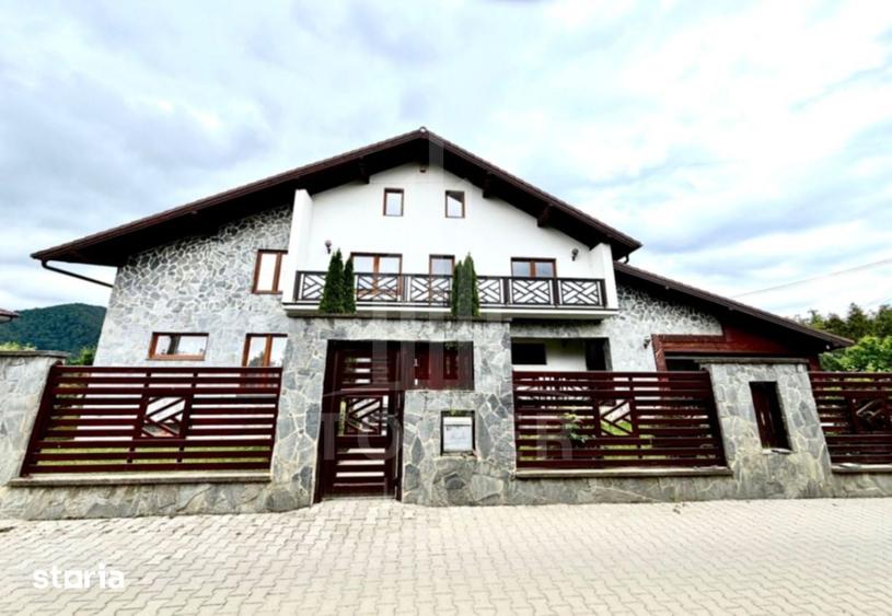 Casă cu 9 camere cu Teren 1300 Mp în Central