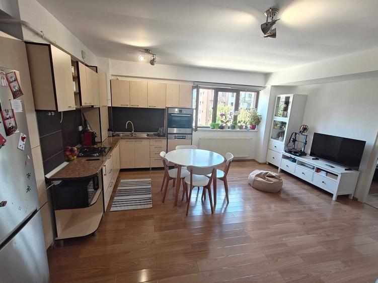 Apartament cu 3 camere decomandat în Viforâta