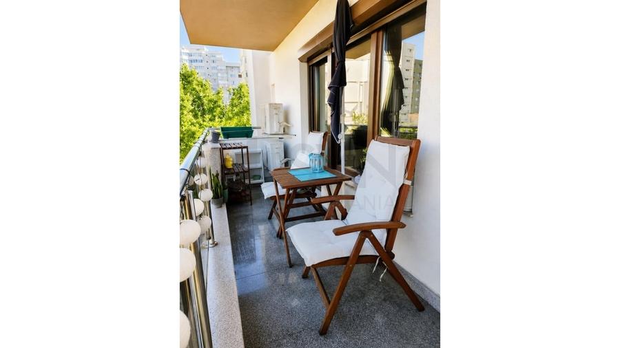 Apartament cu 3 camere decomandat, mobilat în P-ța Victoriei