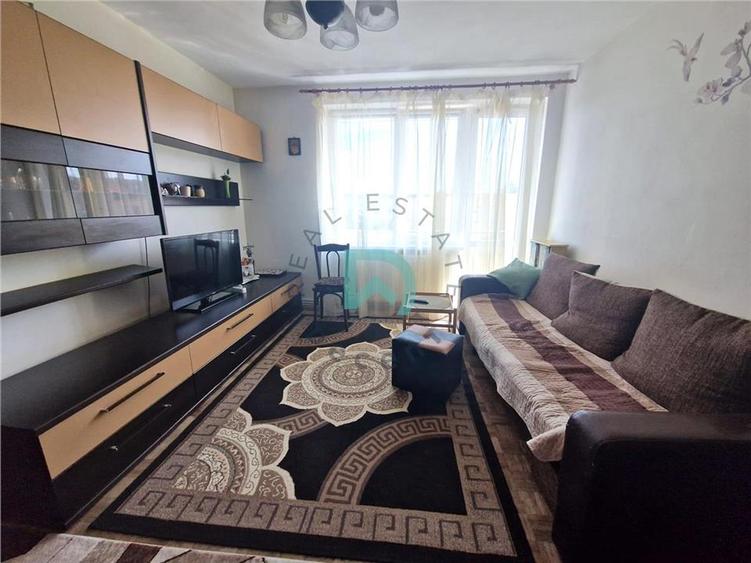 Apartament cu 3 camere semidecomandat în Tractorul