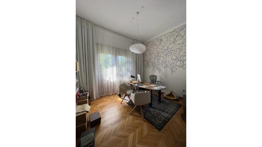 Apartament cu 4 camere decomandat în Primăverii