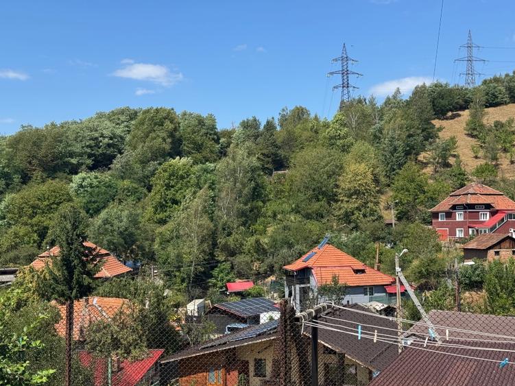 Casă individuală cu 5 camere cu Teren 1000 Mp în Central