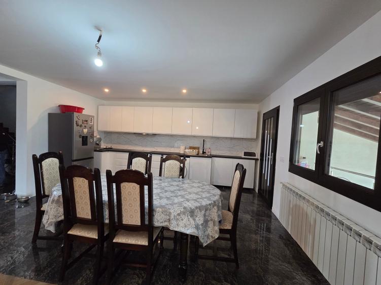 Casă individuală cu 5 camere cu Teren 2867 Mp în Exterior Vest