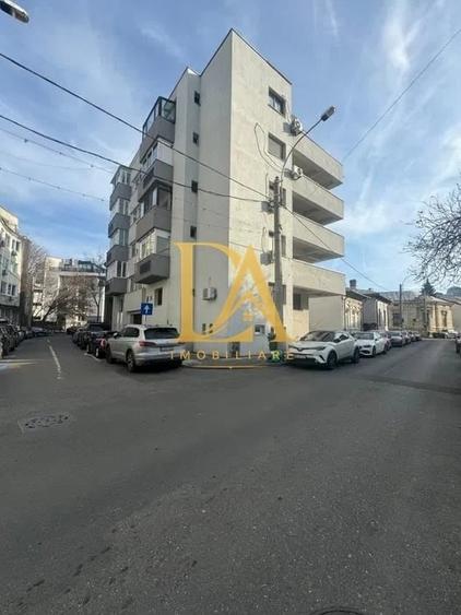 Apartament cu 3 camere decomandat în Victoriei