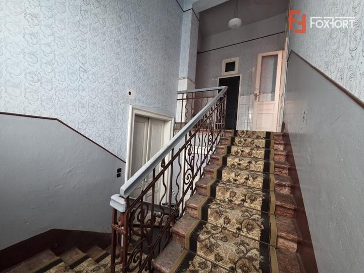 Casă individuală cu 8 camere cu Canalizare în Aradul Nou