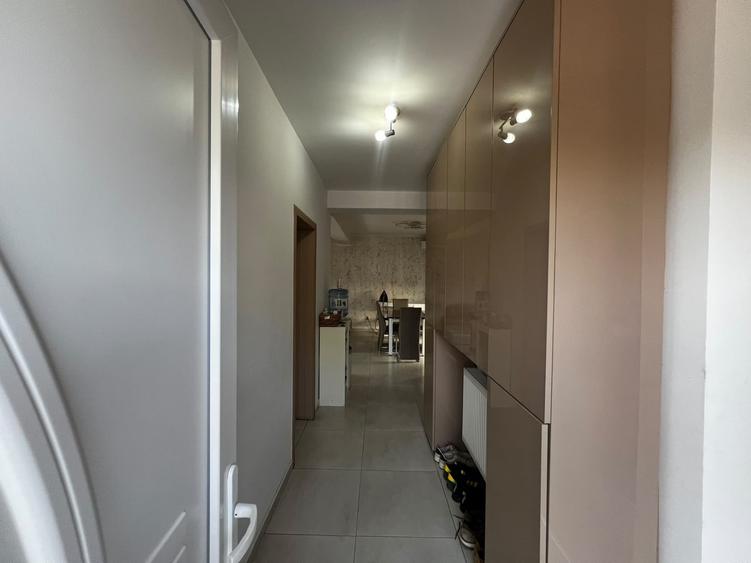 Duplex cu 4 camere cu Canalizare în Domnești