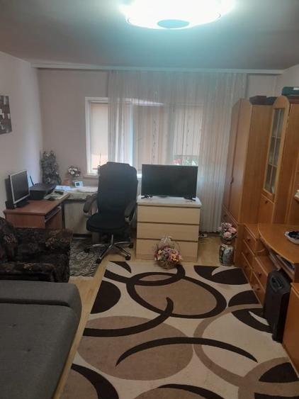 Apartament cu 4 camere decomandat, mobilat în Spital