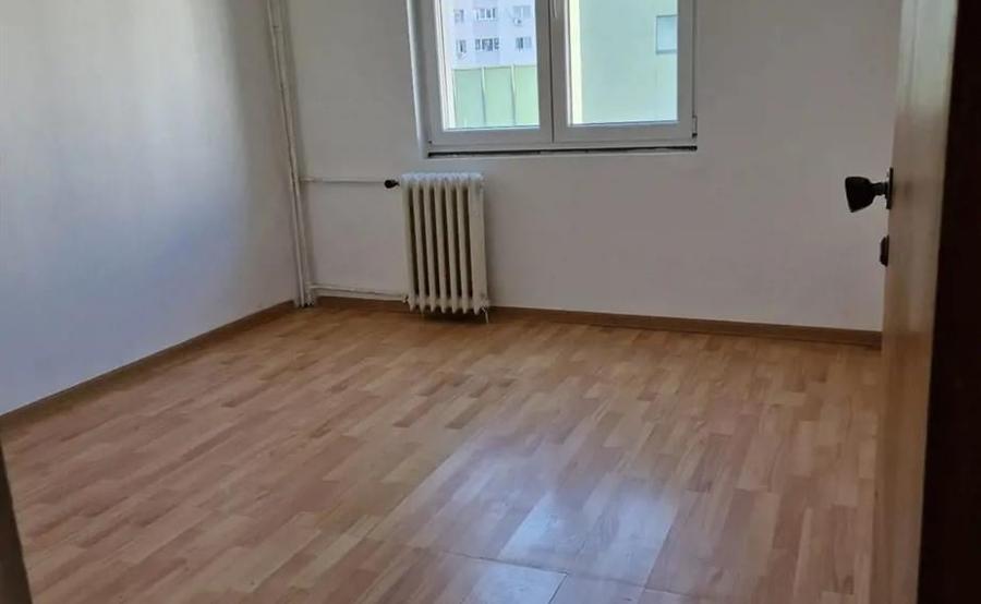 Apartament cu 3 camere decomandat în Vitan