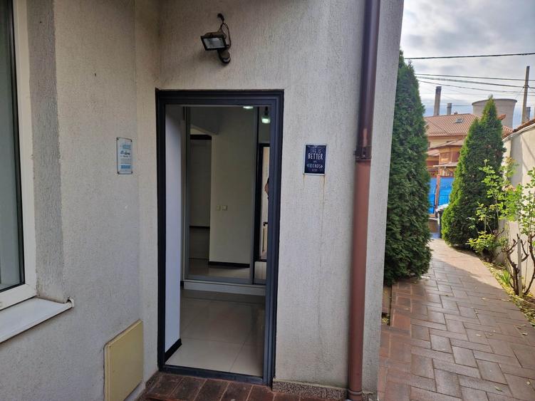 Apartament cu 3 camere decomandat în Titan