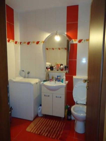 Apartament cu 3 camere decomandat în Florești