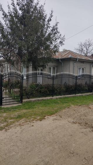Casă cu 4 camere în Dăscălești