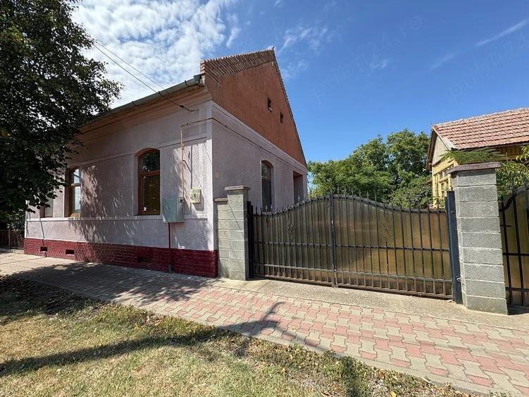 Casă cu 4 camere cu Teren 2158 Mp în Orțișoara