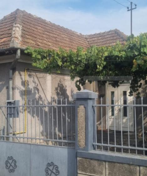 CASA CU 2 CAMERE CURTE SI GRADINA - 8