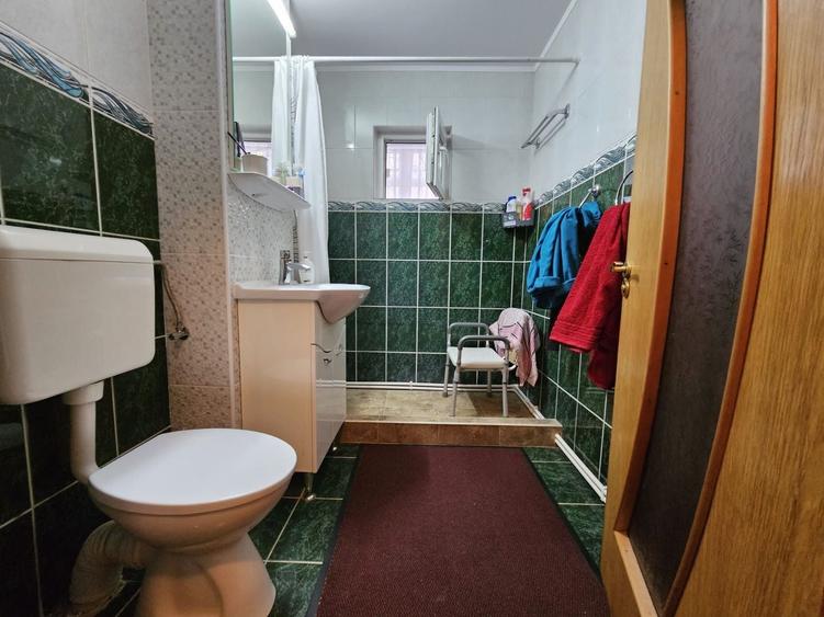 Apartament cu 3 camere decomandat, mobilat în Dacia