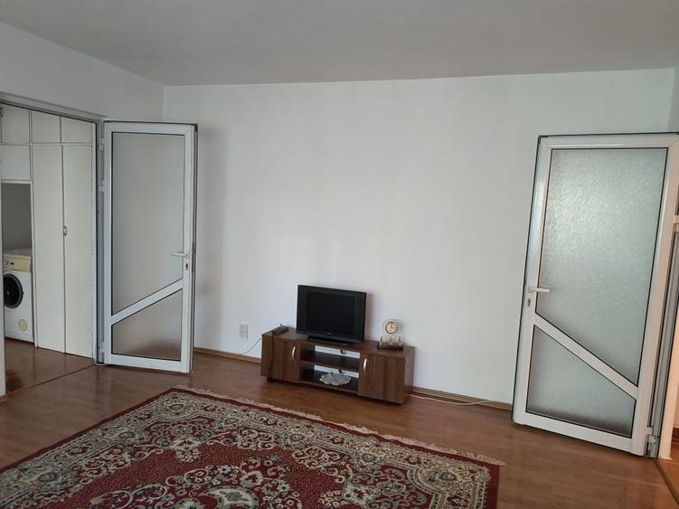 Apartament cu 2 camere semidecomandat în Enachiță Văcărescu