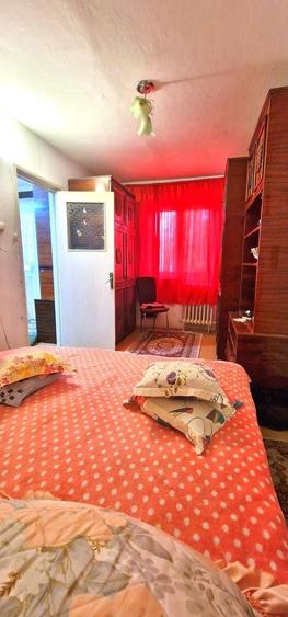 Apartament cu 3 camere semidecomandat în Km 4-5